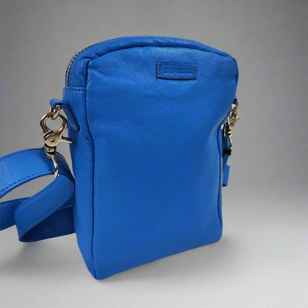 Синя кожена чанта с дълга дръжка.