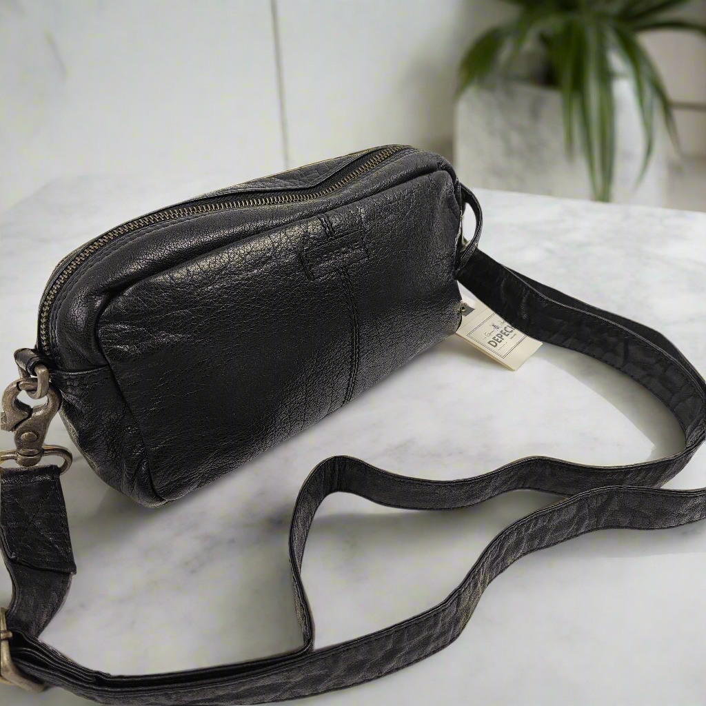 Черна кожена чанта DEPECHE