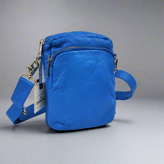 Синя кожена чанта с дълга дръжка.