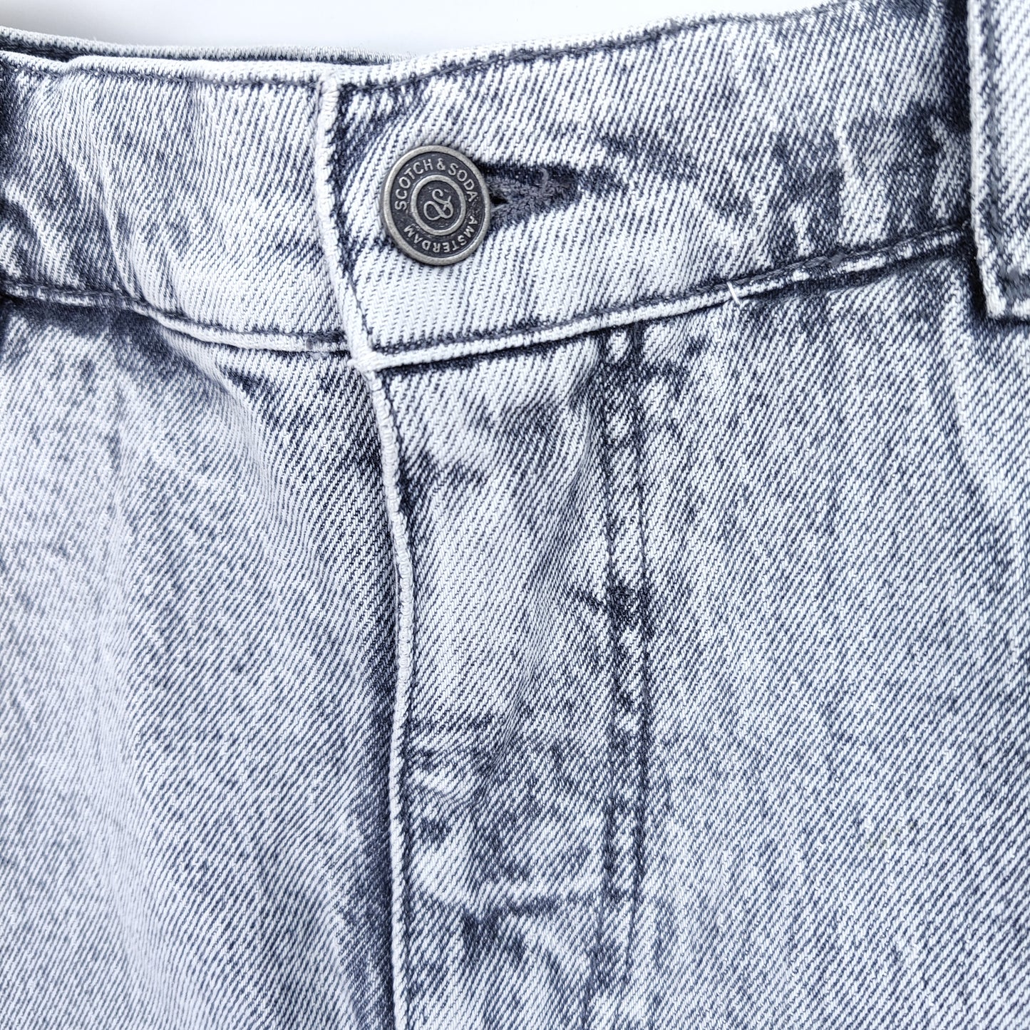 Дамска дънкова пола Scotch & Soda в сив acid wash стил